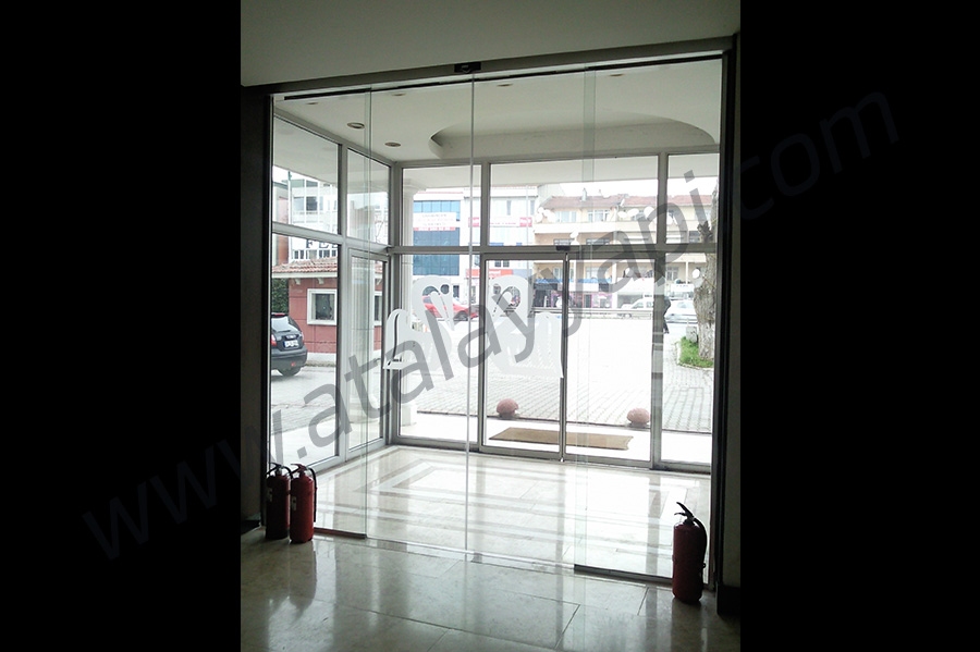 Pelikan Otel Fotoselli Otomatik Döner Kapı