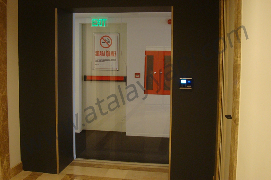 Brtih Amerikan Tabakko (BAT) Fotoselli Otomatik Döner Kapı